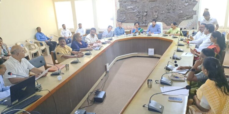 सोलापूर शहरातील पाणीपुरवठ्या संदर्भात महापौरांनी घेतली बैठक