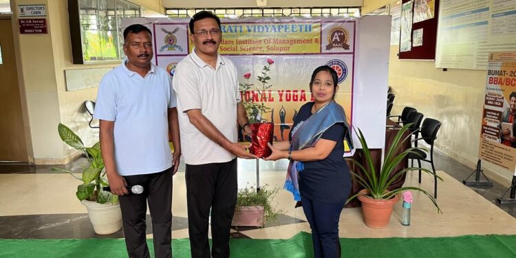 आंतरराष्ट्रीय योग दिनानिमित्त भारती विद्यापीठ-शैक्षणिक संकुल सोलापूर योगाभ्यासाचे आयोजन
