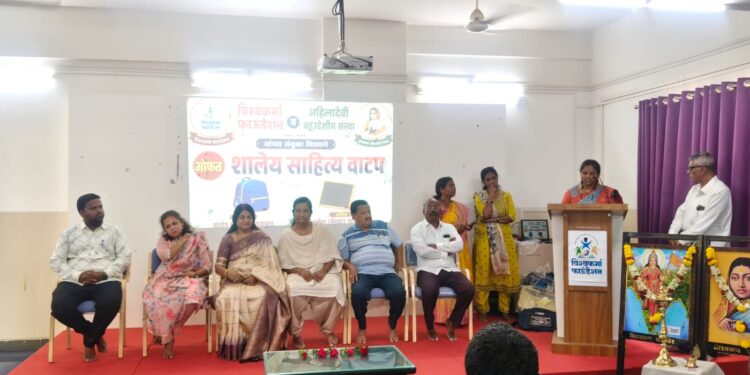 विश्वकर्मा फाऊंडेशनच्या वतीने मोफत शालेय साहित्य वाटप