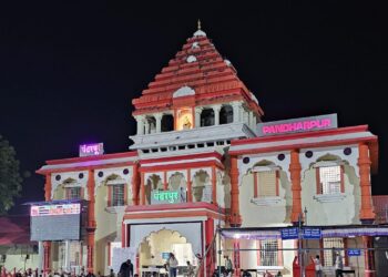 आषाढी वारी २०२६ निमित्त पंढरपूर येथे येणाऱ्या वारकऱ्यांसाठी मध्य रेल्वेच्या सोलापूर विभागाकडून ५४ विशेष रेल्वे फेऱ्या
