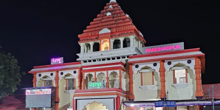 आषाढी वारी २०२६ निमित्त पंढरपूर येथे येणाऱ्या वारकऱ्यांसाठी मध्य रेल्वेच्या सोलापूर विभागाकडून ५४ विशेष रेल्वे फेऱ्या