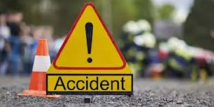 सोलापूर पुणे महामार्गावर बाळे येथील फोर्स शोरूमजवळ ट्रकची ट्रकला पाठीमागून जोरदार धडक, एक ट्रकचालक गंभीर जखमीं
