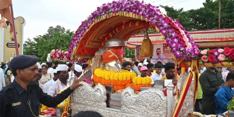 गण गण गणात बोते ‘च्या अखंड गजराने दुमदुमली जिल्ह्याची वेस! उळे-कासेगाव मार्गे गजानन महाराजांच्या पालखीचे सोलापुरात आगमन