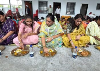 उपमुख्यमंत्री सुनेत्रा पवार यांचे वारकरयांच्या पंक्तीत जेवण…