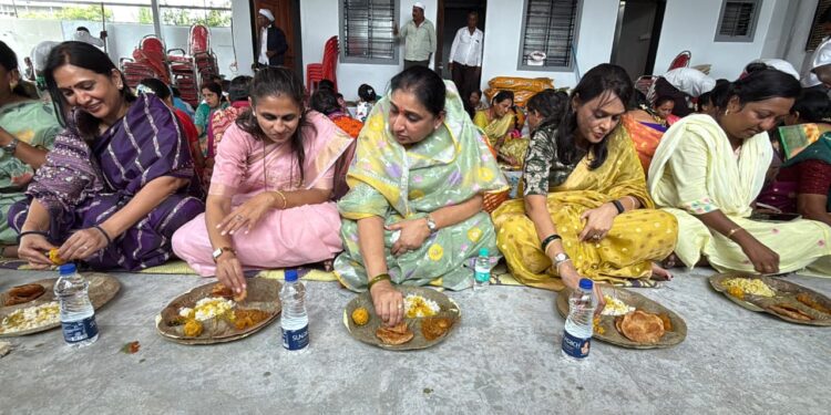 उपमुख्यमंत्री सुनेत्रा पवार यांचे वारकरयांच्या पंक्तीत जेवण…