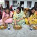 उपमुख्यमंत्री सुनेत्रा पवार यांचे वारकरयांच्या पंक्तीत जेवण…