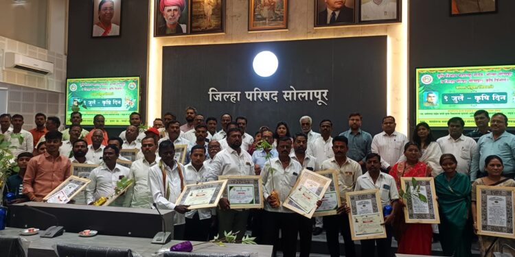 कृषी दिनानिमित्त जिल्हा परिषदेत शेतकरी व उत्कृष्ट अधिकारी-कर्मचाऱ्यांचा गौरव