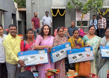 WOW संघटनेच्या वतीने १५६ महिलांना मोफत गॅस कनेक्शन