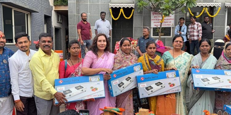 WOW संघटनेच्या वतीने १५६ महिलांना मोफत गॅस कनेक्शन