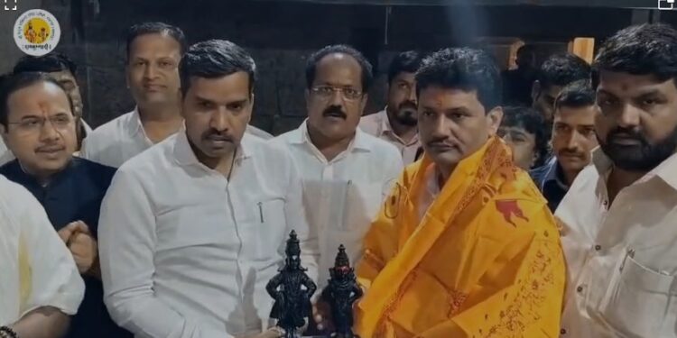 सार्वजनिक आरोग्यमंत्री प्रकाश आबिटकर यांनी घेतले श्री विठ्ठल-रुक्मिणीचे दर्शन
