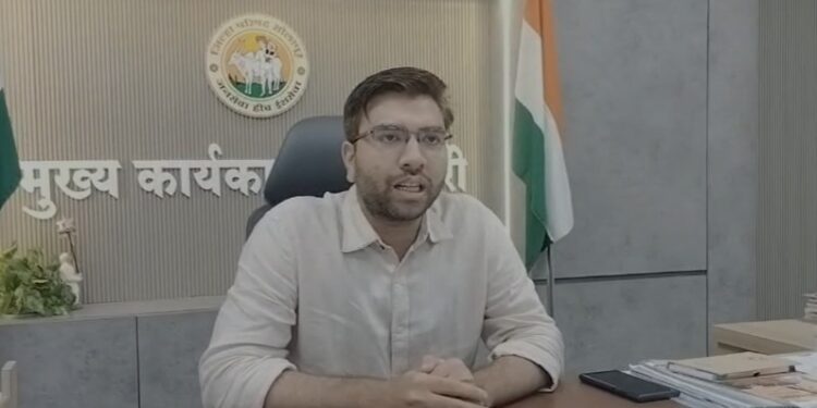 सोलापूर जिल्हा परिषद आषाढी वारीत यंदा वारकऱ्यांना 50 हजार रेनकोट देणार – CEO कुशल जैन