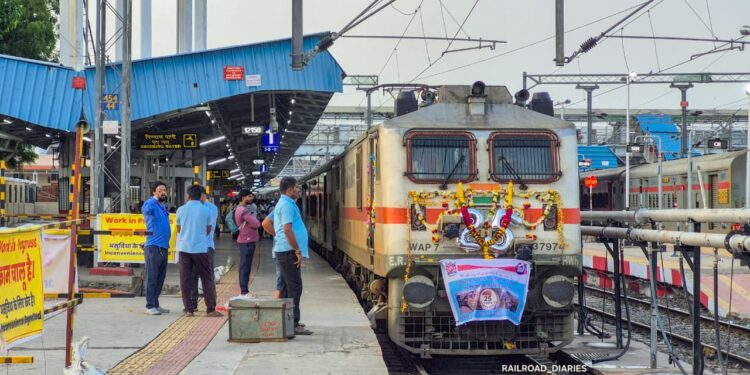 हुतात्मा एक्सप्रेसच्या सेवेला २५ वर्षे; सोलापूर विभागात रौप्यमहोत्सवी जल्लोष