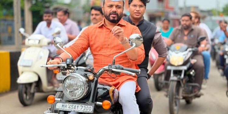 पालकमंत्री गोरे जिल्हाधिकारी कार्तिकेयन यांच्यासह टीमने बुलेटवरून पंढरपुरात केली पाहणी