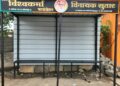 विश्वकर्मा फाउंडेशनतर्फे कारंबा येथे प्रवाशांसाठी बस स्टँड उभारणी
