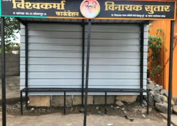 विश्वकर्मा फाउंडेशनतर्फे कारंबा येथे प्रवाशांसाठी बस स्टँड उभारणी