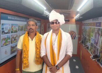 ‘संवाद वारी’ उपक्रमाला जिल्हाधिकाऱ्यांची भेट; योजनांची घेतली माहिती