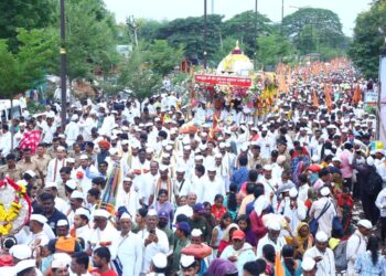 श्री संत तुकाराम महाराज पालखीचे सराटी येथे जिल्हाधिकारी एस. कार्तिकेयन यांच्या कडून स्वागत