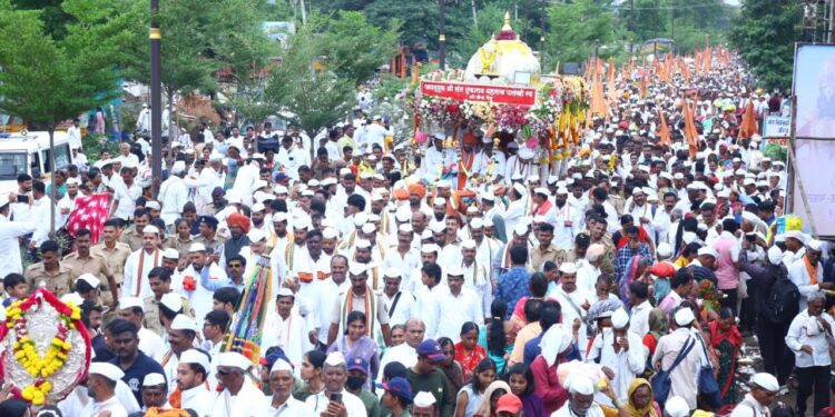 श्री संत तुकाराम महाराज पालखीचे सराटी येथे जिल्हाधिकारी एस. कार्तिकेयन यांच्या कडून स्वागत