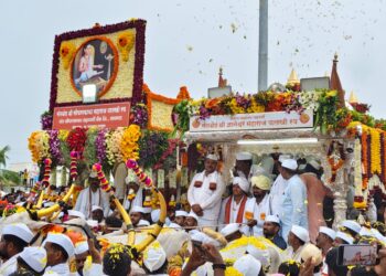 माउलीच्या पालखीचे नेत्रदीपक रिंगण आणि बंधुभेट