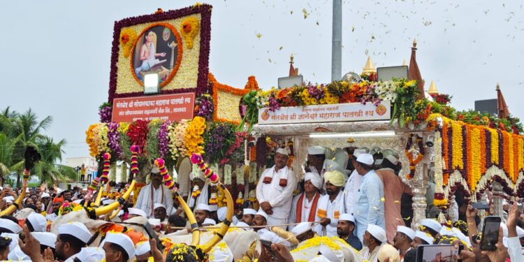 माउलीच्या पालखीचे नेत्रदीपक रिंगण आणि बंधुभेट