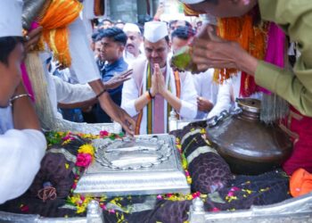 मुख्यमंत्री देवेंद्र फडणवीस यांनी घेतले श्री संत तुकाराम महाराज व श्री ज्ञानेश्वर महाराज पादुकांचे दर्शन