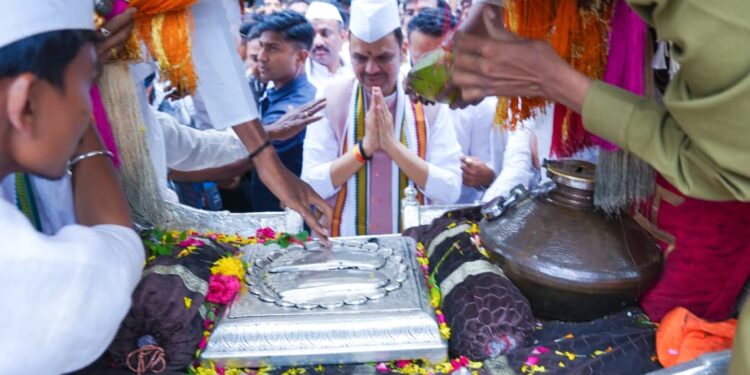 मुख्यमंत्री देवेंद्र फडणवीस यांनी घेतले श्री संत तुकाराम महाराज व श्री ज्ञानेश्वर महाराज पादुकांचे दर्शन