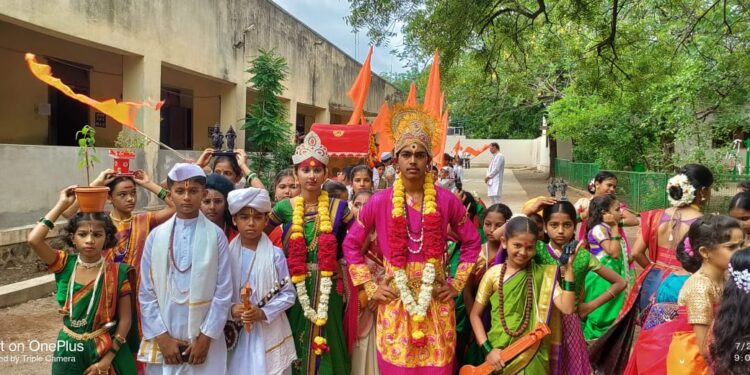 आषाढी एकादशीनिमित्त दयानंद काशिनाथ आसावा प्रशालेत बाल दिंडी उत्साहात; टाळ-मृदंगाच्या गजरात रंगला रिंगण सोहळा