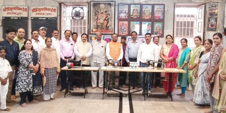 भावसार व्हिजन इंडिया सोलापूर सेंट्रलतर्फे तीन गरजू लाभार्थ्यांना शिलाई मशीनचे वाटप