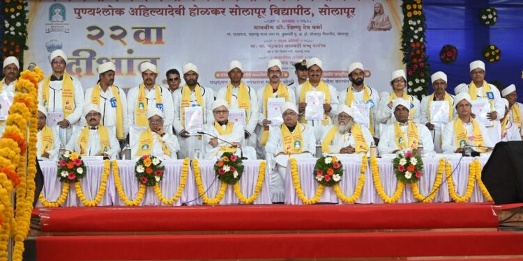 राज्यपाल जिष्णु देव वर्मा यांच्या हस्ते पदवीदान समारंभात विद्यार्थ्यांना पदवी प्रमाणपत्र प्रदान