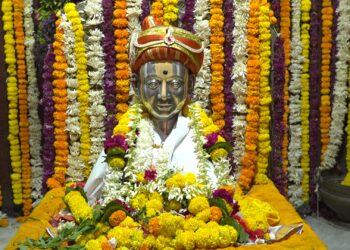 731 व्या समाधी सोहळ्यानिमित्त संत शिरोमणी सावता महाराज यांच्या संजीवन समाधीला अभिषेक