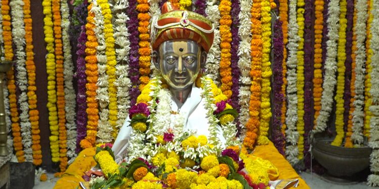 731 व्या समाधी सोहळ्यानिमित्त संत शिरोमणी सावता महाराज यांच्या संजीवन समाधीला अभिषेक