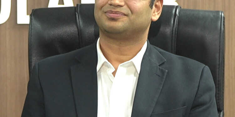 सोलापूरच्या जिल्हाधिकाऱ्यांना मुख्यमंत्र्यांकडून शाब्बासकी, विकास कामाला 16 कोटीचे बक्षीस