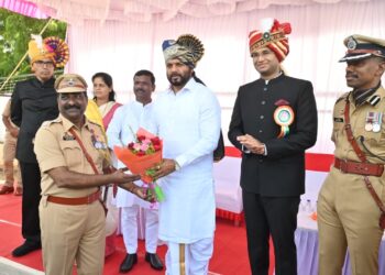 पालकमंत्री जयकुमार गोरे यांच्या हस्ते 80 व्या स्वातंत्र्यदिनानिमित्त विविध विभागांच्या पुरस्कारांचे वितरण
