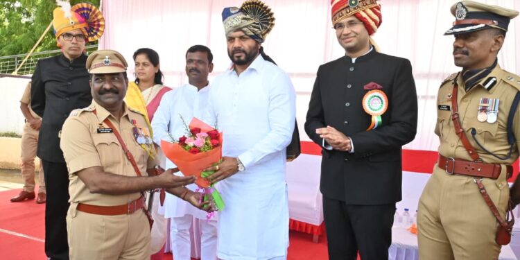 पालकमंत्री जयकुमार गोरे यांच्या हस्ते 80 व्या स्वातंत्र्यदिनानिमित्त विविध विभागांच्या पुरस्कारांचे वितरण