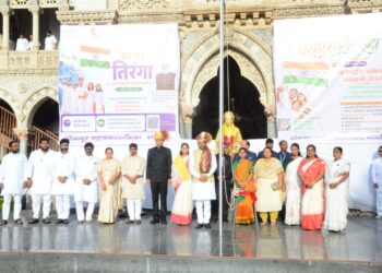 सोलापूर महानगरपालिकेच्या इंद्रभवन परिसरात महापौर विनायक कोंड्याल यांच्या हस्ते ध्वजारोहण