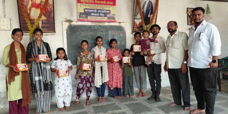 ज्यांच्या नशिबी सण नव्हता, त्यांच्या चेहऱ्यावर आस्थेने फुलवले हास्य!नागपंचमीनिमित्त आस्था रोटी बँकेकडून २०० निराधार व गरजू महिलांना स्नेहभेट