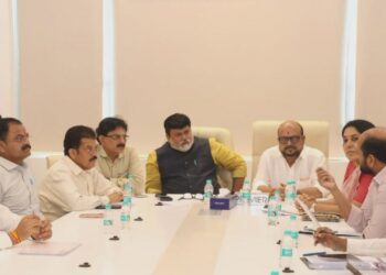 जळगावच्या औद्योगिक विकासाला गती द्या; प्रलंबित प्रश्न व नवीन प्रकल्प कालबद्ध पद्धतीने पूर्ण करा – उदय सामंत