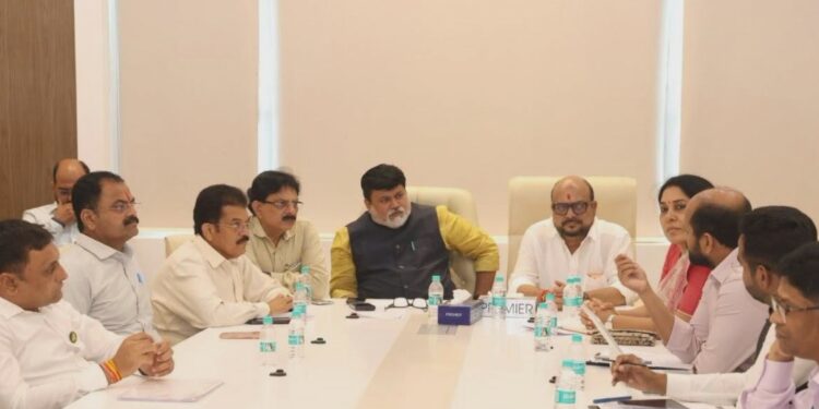 जळगावच्या औद्योगिक विकासाला गती द्या; प्रलंबित प्रश्न व नवीन प्रकल्प कालबद्ध पद्धतीने पूर्ण करा – उदय सामंत