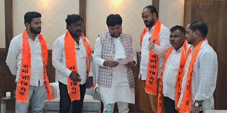 सोलापुर करोडो रुपयांचा भ्रष्टाचार करणार्या अधिकाऱ्यांवर कारवाई करा- संभाजी ब्रिगेडची मागणी