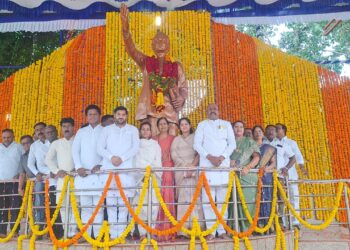 लोकशाहीर अण्णाभाऊ साठे यांना सोलापूर महापालिकेकडून अभिवादन