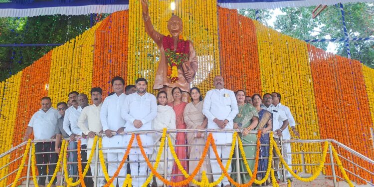 लोकशाहीर अण्णाभाऊ साठे यांना सोलापूर महापालिकेकडून अभिवादन