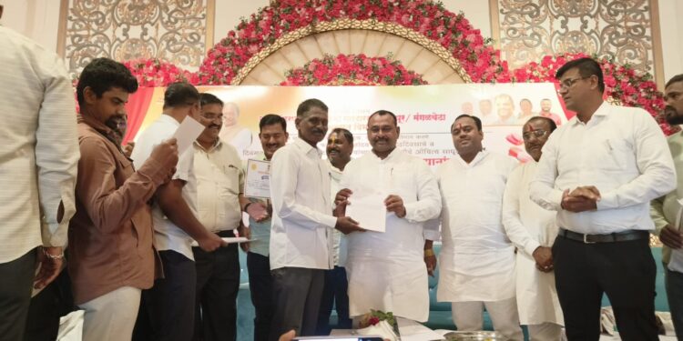 पंढरपुरात विविध योजनांच्या 1 हजार 23 लाभांचे वितरण – तहसीलदार सचिन लंगुटे