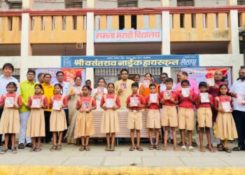 स्व. विष्णूपंत तात्यासाहेब कोठे प्रतिष्ठानतर्फे मुख्यमंत्री देवेंद्र फडणवीस यांच्या वाढदिवसानिमित्त ५६ हजार वह्या वाटप उपक्रमाचा शुभारंभ
