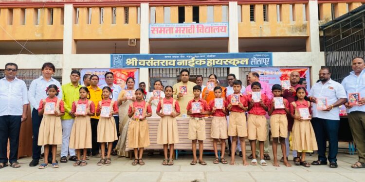 स्व. विष्णूपंत तात्यासाहेब कोठे प्रतिष्ठानतर्फे मुख्यमंत्री देवेंद्र फडणवीस यांच्या वाढदिवसानिमित्त ५६ हजार वह्या वाटप उपक्रमाचा शुभारंभ