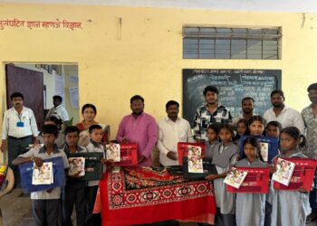 लहुजी ब्रिगेडतर्फे विद्यार्थ्यांना शैक्षणिक साहित्य आणि खाऊ वाटप
