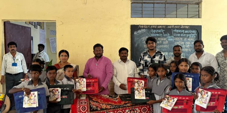 लहुजी ब्रिगेडतर्फे विद्यार्थ्यांना शैक्षणिक साहित्य आणि खाऊ वाटप