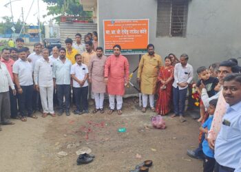आ. देवेंद्र कोठे यांच्या निधीतून प्रभाग क्र. १२ मध्ये २० लाखांच्या काँक्रीटीकरण रस्त्याच्या कामाचा शुभारंभ