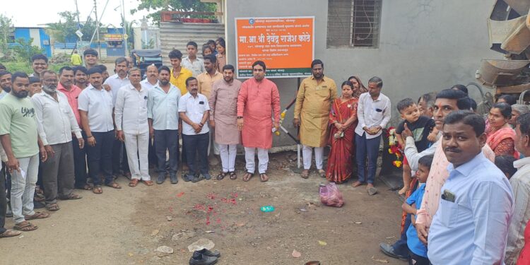 आ. देवेंद्र कोठे यांच्या निधीतून प्रभाग क्र. १२ मध्ये २० लाखांच्या काँक्रीटीकरण रस्त्याच्या कामाचा शुभारंभ