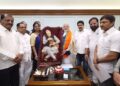 खा. डॉ. ज्योती वाघमारे यांच्याकडून सोलापुरी चादरी पंतप्रधान मोदींना भेट
