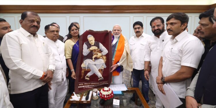 खा. डॉ. ज्योती वाघमारे यांच्याकडून सोलापुरी चादर पंतप्रधान मोदींना भेट